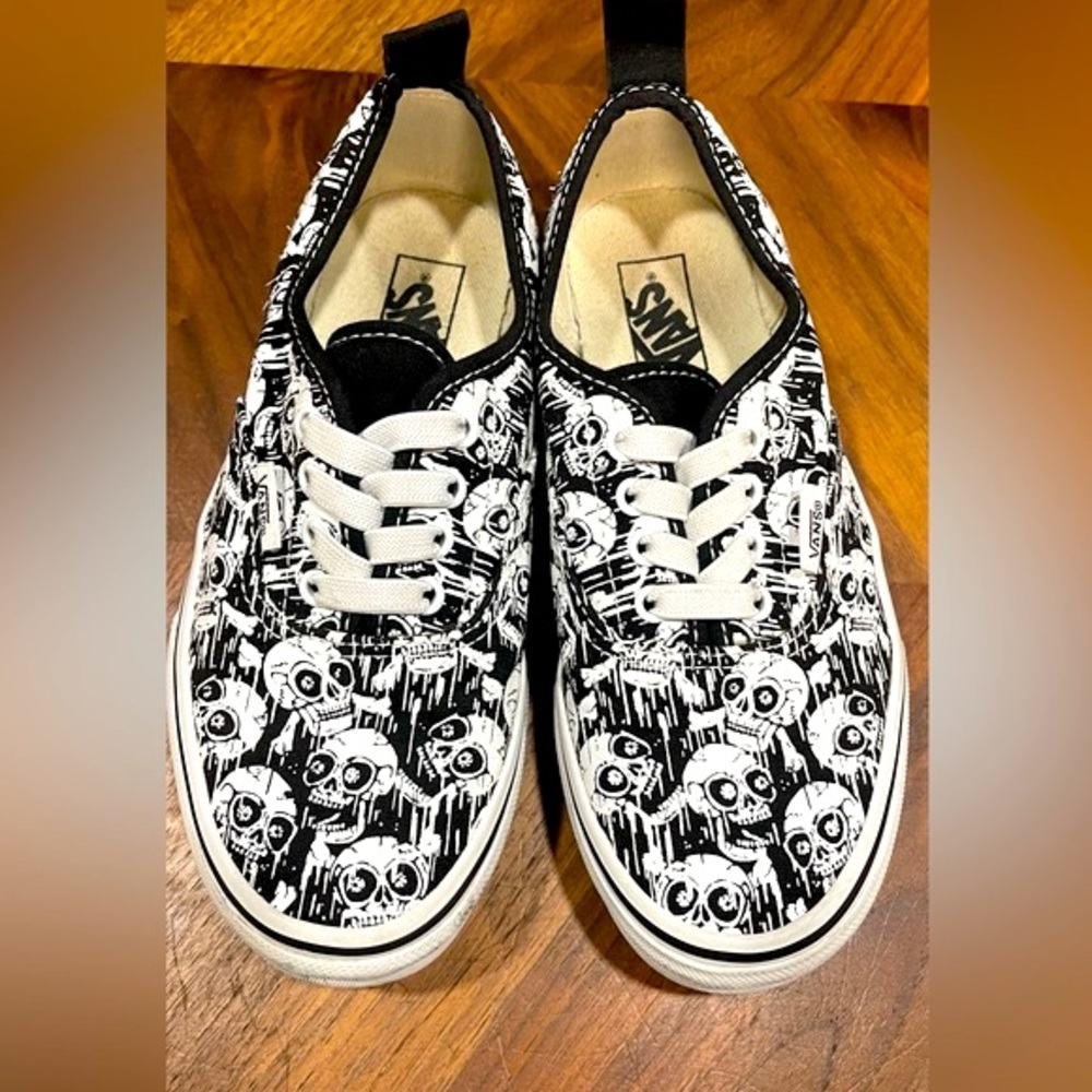 RARE!!! Vans- Black & White Skull Print size 3